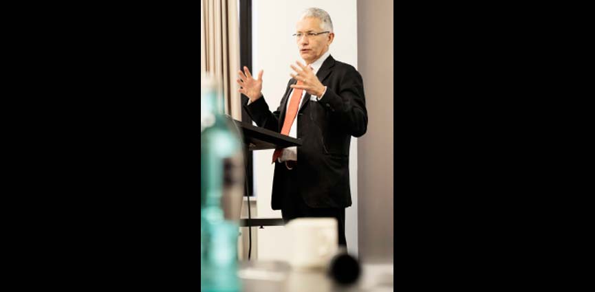 Frank Coenen, CEO de ASK Chemicals, inaugura el coloquio celebrado como parte de los eventos conmemorativos del aniversario.