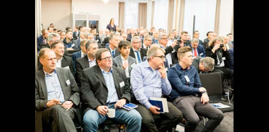 Clientes, asociados y empleados asisten con entusiasmo a las conferencias pronunciadas por representantes de asociaciones, del sector de la industria, del ámbito de la enseñanza y de la investigación.